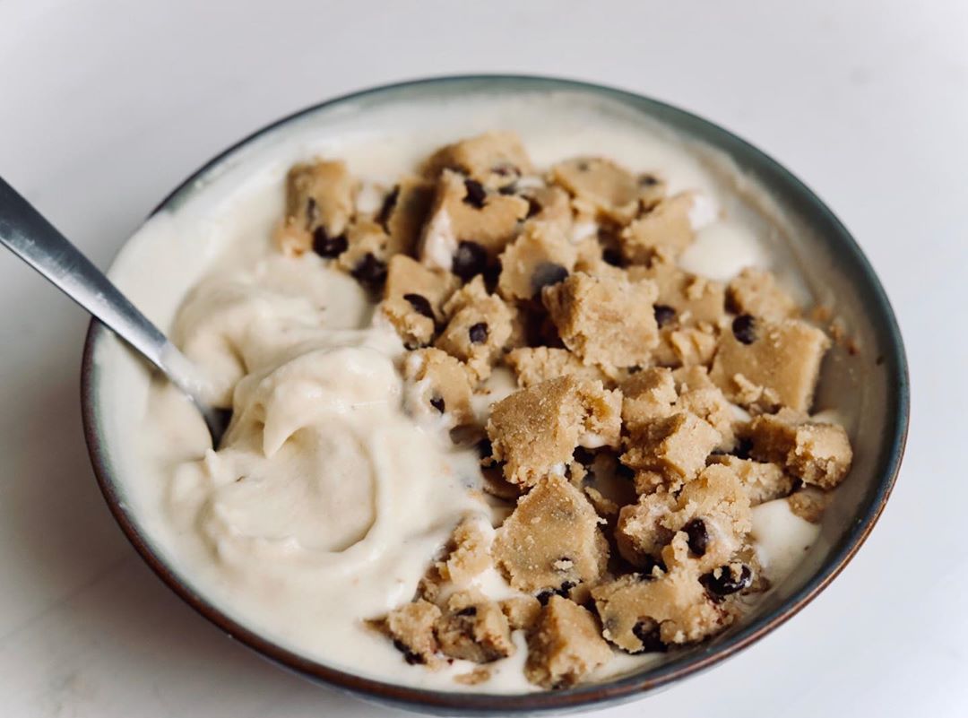 This vegan cookie dough recipe is bomb! Try it out, especially the healthy icecream - Elle Valentine
